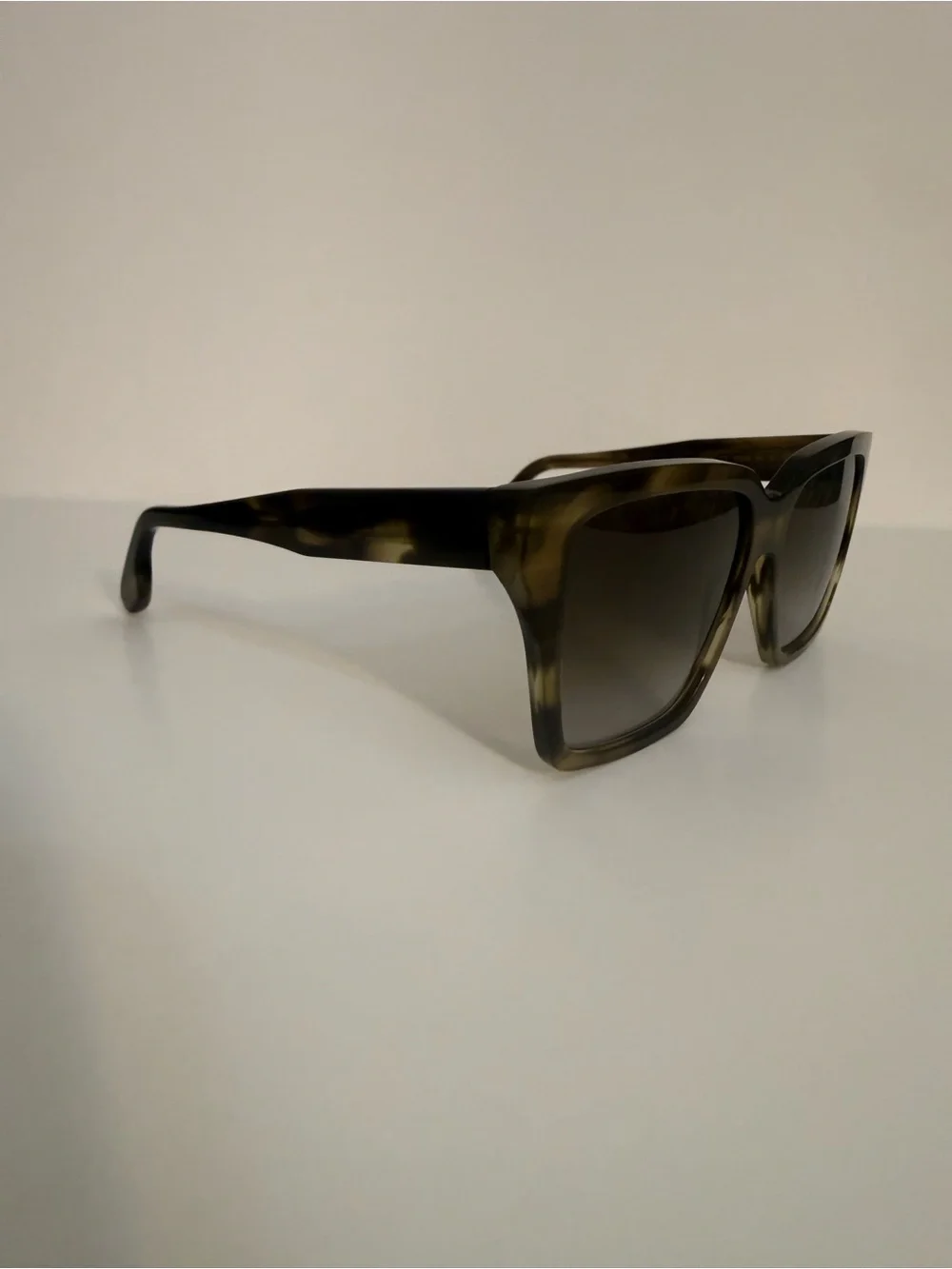 Victoria Beckham VB672S women’s  Sunglasses Square Tortoise Striped Khaki Havana